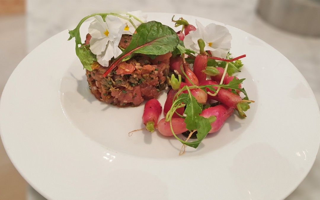 The daily menu at the wine bar : Tartare de thon et petits radis blanchis